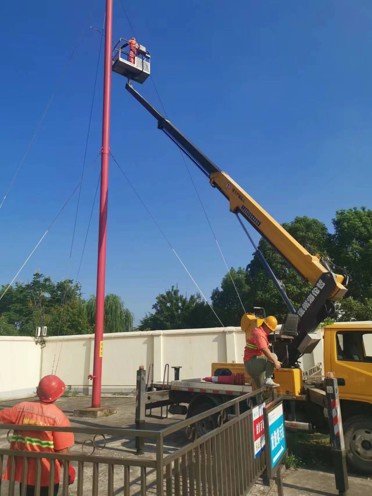 22米升降车煤气管道检修施工现场