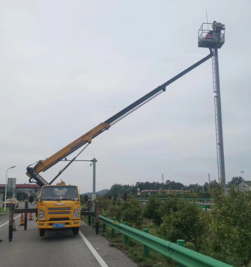 18米高空作业车信号塔检修施工现场