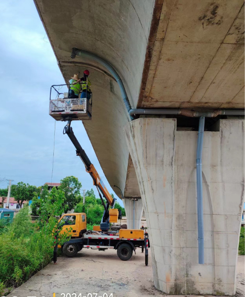 22米登高车高架桥维修落水管施工现场